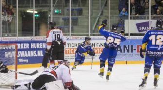 Tilburg Trappers Hannover Scorpions IJshockey Face-Off