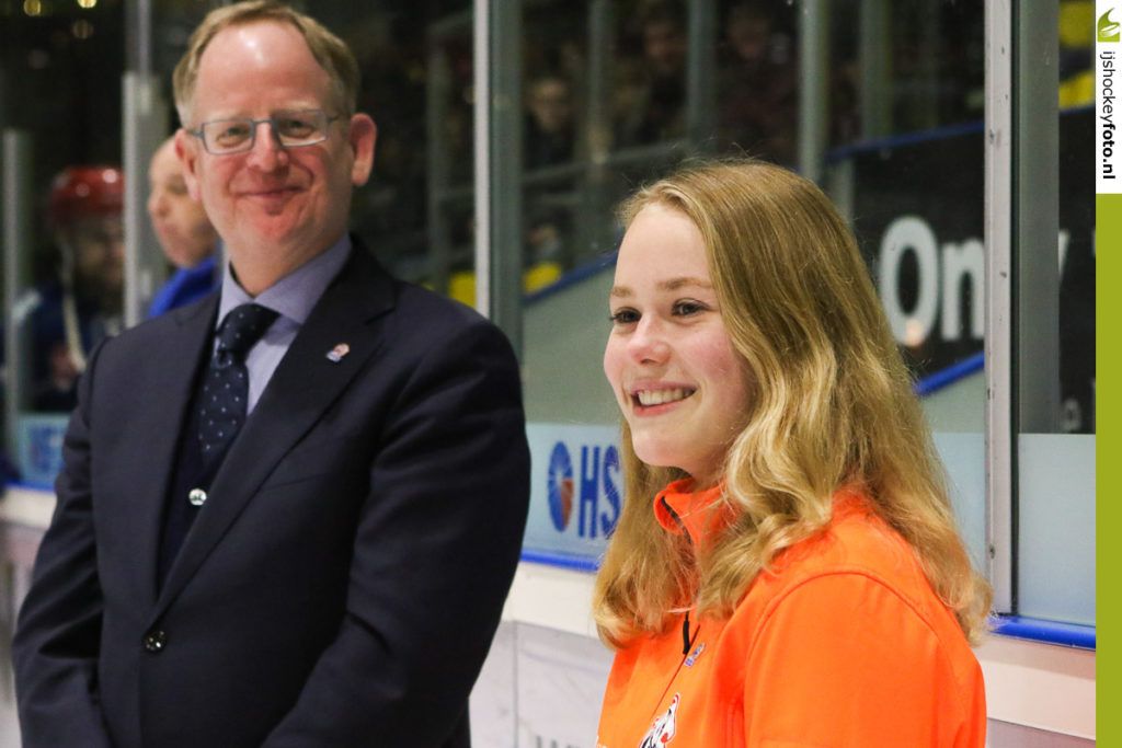 Emma Fondse AHOUD Devils Nijmegen Red Eagles Den Bosch IJshockey Face-Off