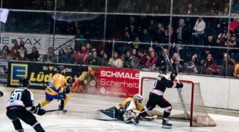 Tilburg Trappers Hannover Scorpions Face-Off IJshockey