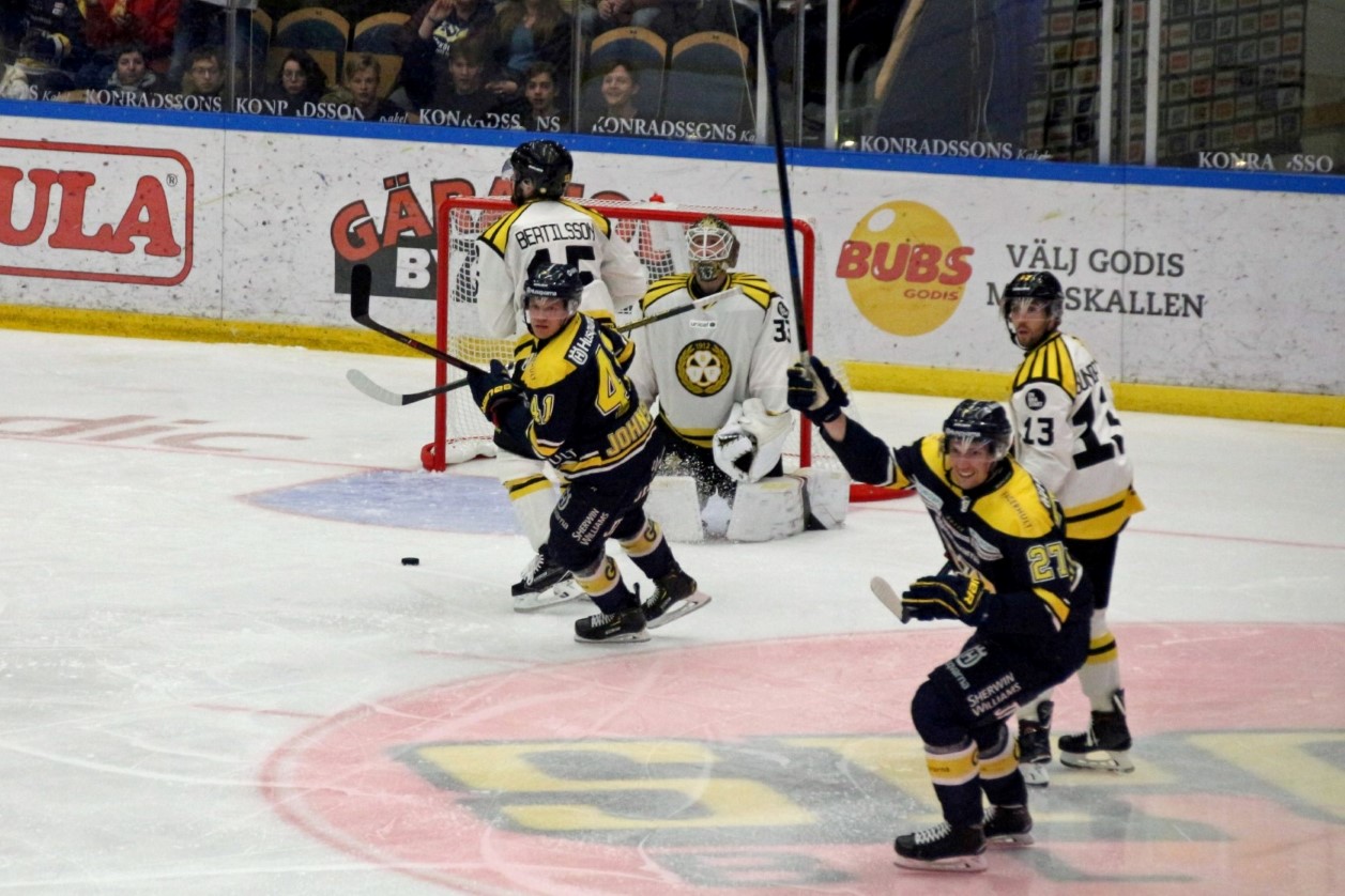 Tedenby (HV71) en Palushaj (Örebro) nemen hun teams bij de ...