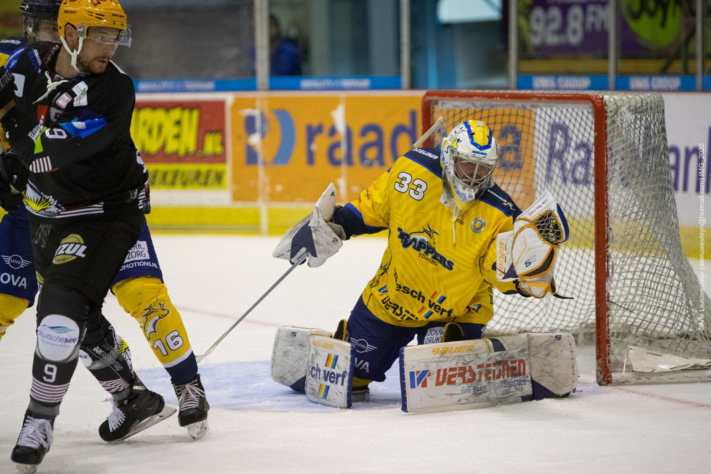 Ruud Leeuwesteijn vangt de puck in zijn glove Foto: Arie Leeuwesteijn